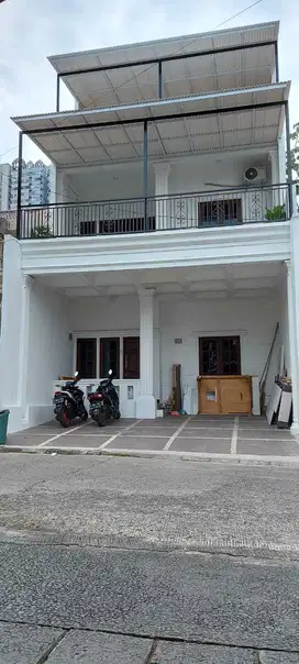 Rumah Mewah di Pusat kota depok 5 KT dg 3 lantai Nempel JL margonda RY