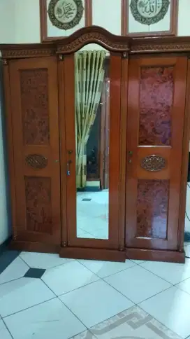 2 Lemari Jati Asli No minus dan 1 Set Kursi Jati!