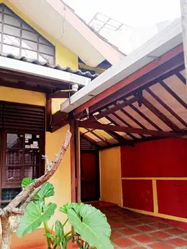 SARIJADI RUMAH 1,5 LANTAI, AKSES 2 MOBIL, BS UTK KANTOR.