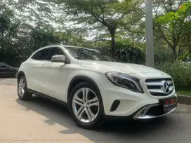 MERCEDES-BENZ GLA 200 URBAN 2014 WHITE ON BLACK #mercygla200