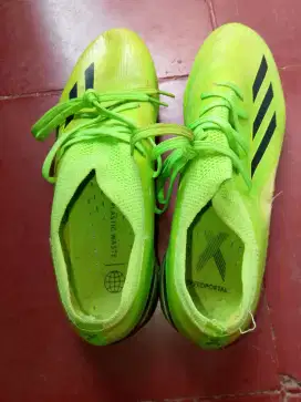Sepatu bola Adidas asli