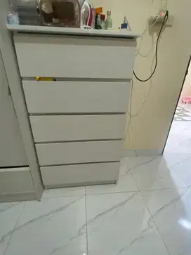 Lemari 5 laci putih