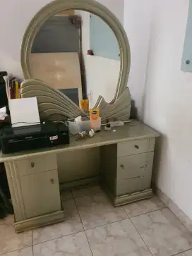 Meja Rias dan laci lemari