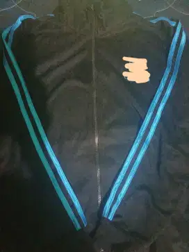 Jaket olahraga model Adidas (lokal) masih bagus, jarang dipakai