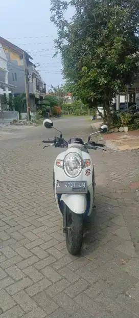 JUAL SCOOPY HITAM PUTIH TAHUN 2019 PLAT L