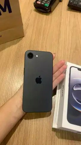 IPHONE 16 E 128 HITAM GARANSI RESMI IBOX