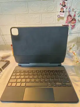 Apple Magic Keyboard Folio untuk iPad 11 Inch