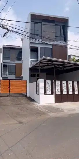 Rumah 3 Lantai Lokasi Strategis
