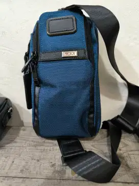 Tas selempang dada brand Tumi