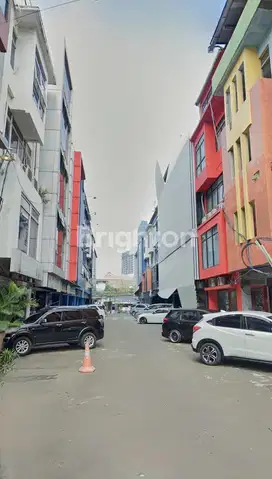 RUKO 4 LANTAI LOKASI KOMERSIAL DI JALAN KRAMAT RAYA JAKARTA PUSAT