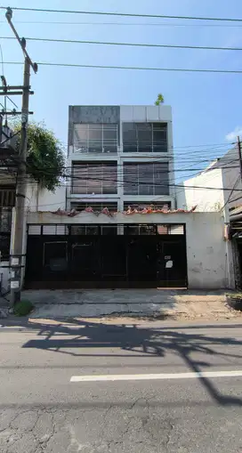 Gedung 4 Lantai Bagus di Raya Kedung Cowek Lokasi Strategis