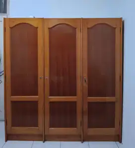 Di jual 1 Lemari Baju 3 Pintu