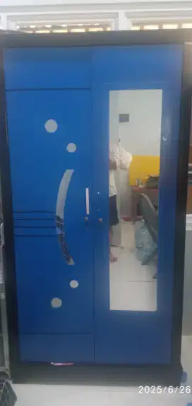 Lemari baju warns biru