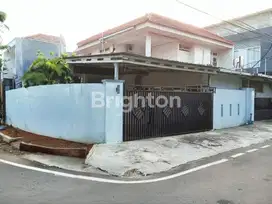 Rumah Hoek 2 Lantai Strategis Parkir Luas, di Kalibata Jakarta Selatan