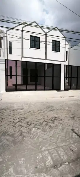 Rumah baru di Jl Virgo karang empat , tengah kota Surabaya