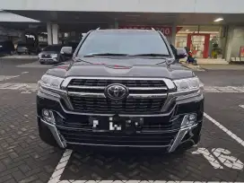 Toyota Land Cruiser 200 VX-R 4X4 AT
