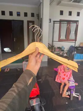 Gantungan baju kayu bekas