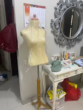 Manekin patung bekas