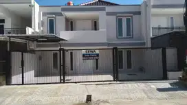 DISEWAKAN RUMAH BAGUS BERSIH BARU JALAN LEBAR 3 MOBIL CARPORT 3 MOBIL