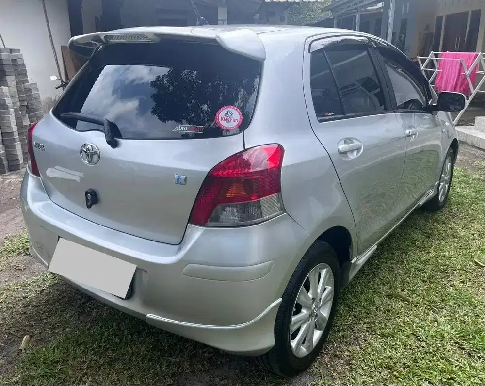 Dijual toyota yaris tipe E 2011 silver manual