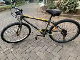 Sepeda gunung merek united tipe Monza