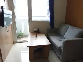 Dijual cepat apartemen full furnish 2BR, lokasi strategis!