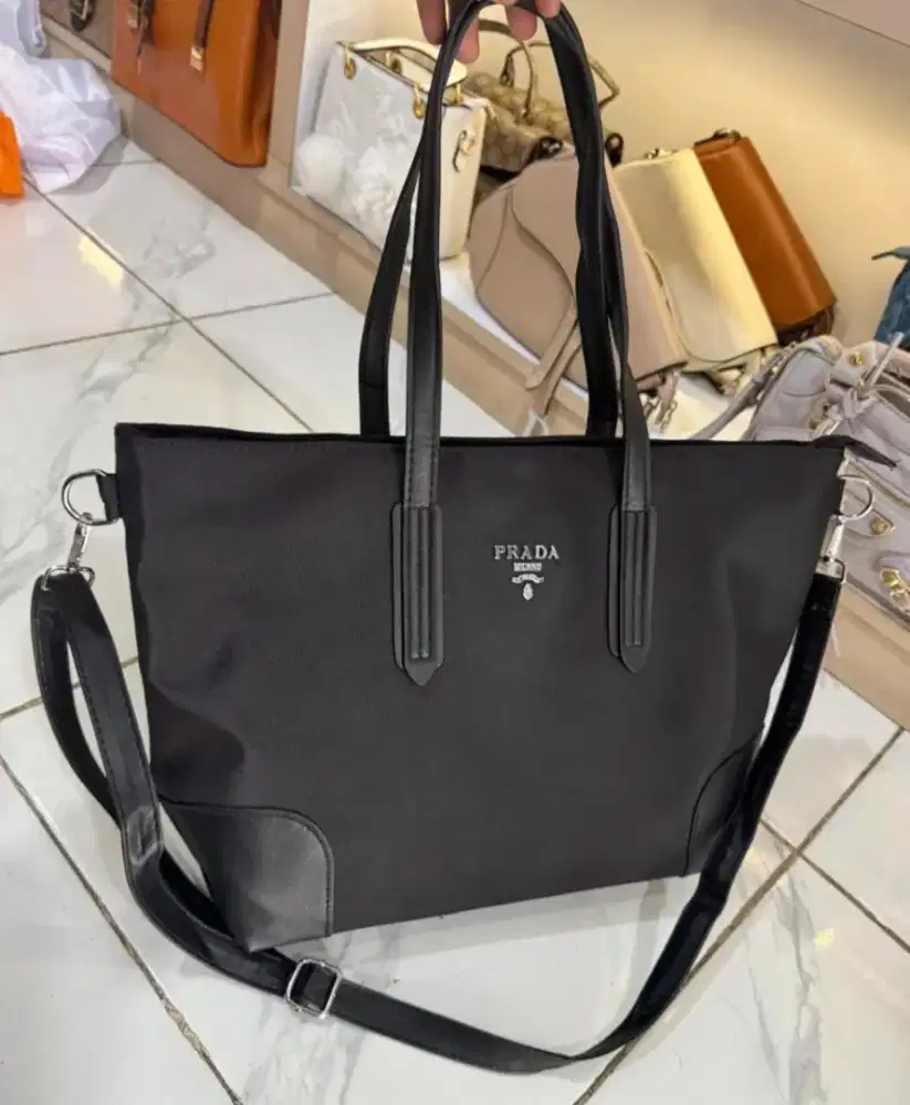 Tote bag prada hitam