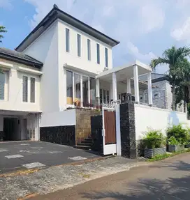 Dijual Cepat Rumah Luas Asri, selangkah ke Toll, semi furnished JakSel