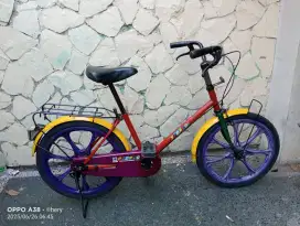 Jual butuh sepeda Minion Piyo piyo UK 20 kondisi normal siap gowes