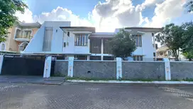 Rumah Hoek Villa Gading Indah Kolam Renang hadap Utara Timur
