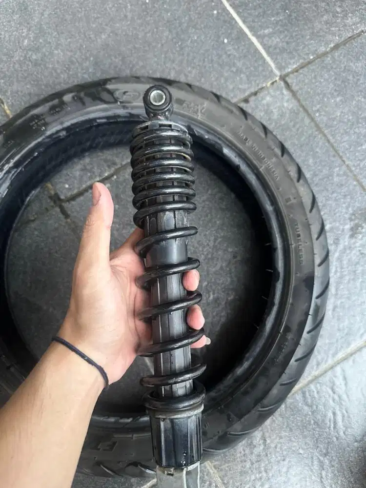 Di Jual Shock dan Ban Depan Fdr Vario 160