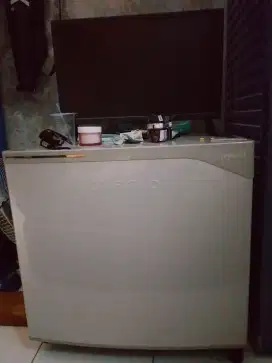 Toshiba Glacio kulkas mini portable
