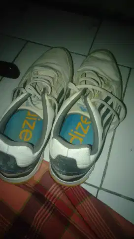 Sepatu olahraga