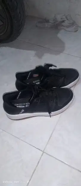Skechers slips on baru pakai 2 bulan