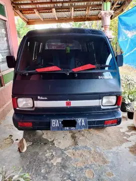 Mobil Carry tahun 1990 warna hitam