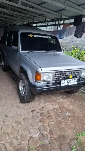 Chevrolet trooper 4x4 bensin M/T 1994 abu metalik