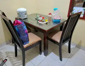 Meja makan kayu