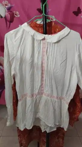 Blouse wanita putih