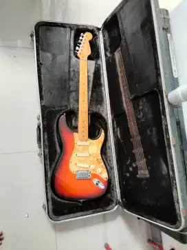 fender stratocaster deluxe plus th 96 kondisi ori bagus neck bersih