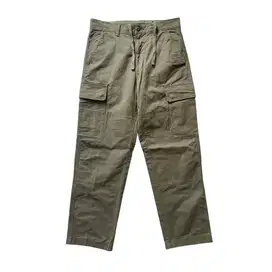 UNIQLO MEN’S REGULAR FIT STRAIGHT CARGO PANTS - ARMY GREEN (30)
