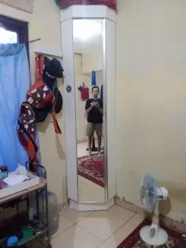 Lemari sudut dgn pintu kaca