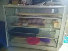 Etalase kaca ada tutup