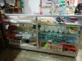 Etalase kaca panjang