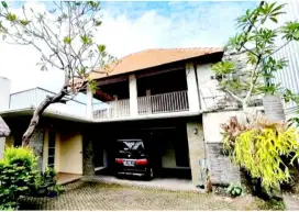 Jual cepat. Rumah hoek 2 lt + paviliun di Bali Denpasar. Jl lc noja.