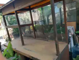 Etalase rumah makan & meja kasir