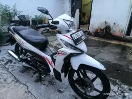 Jual motor Revo X,2018,surat2 lengkap pajak aman, kondisi mesin alus.