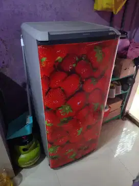 Di jual kulkas 1 pintu normal, minus lampu mati,tutup frezzer Ga ada