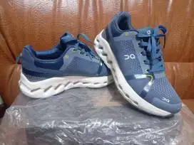 Sepatu running on cloud