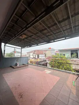 Disewakan rumah 2 Lantai Harapan Indah 1 Bekasi