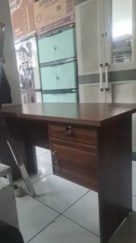 meja kantor 1/2 biro bahan lebih tebal